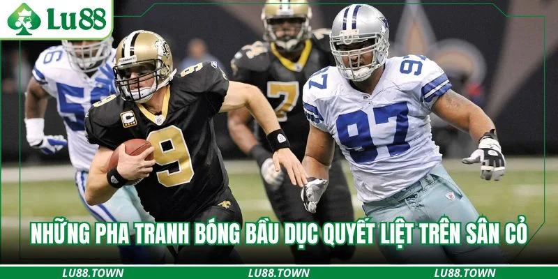 Những pha tranh bóng bầu dục quyết liệt trên sân cỏ